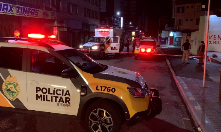 Homem de 50 anos é morto a facadas na Rua Erechim, no Centro de Cascavel.