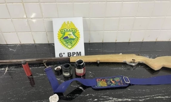 Homem é preso após entregar espingarda artesanal carregada à Polícia Militar em Campo Bonito