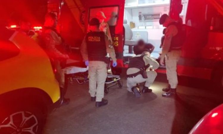 Homem monitorado por tornozeleira eletrônica causa confusão e acaba ferido no Bairro Universitário em Cascavel