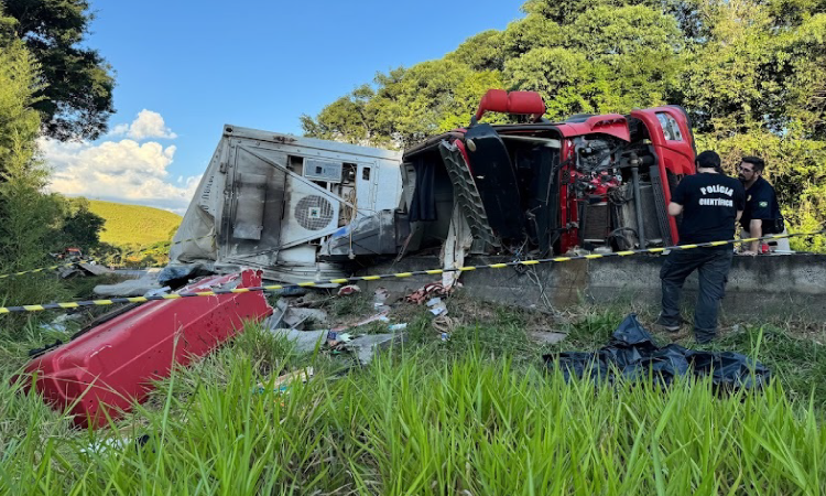 Homem Morre Após Carreta Tombar Na 277 Em Candói.