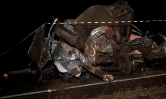 Homem morre em batida envolvendo caminhão e caminhonete na PR-562.