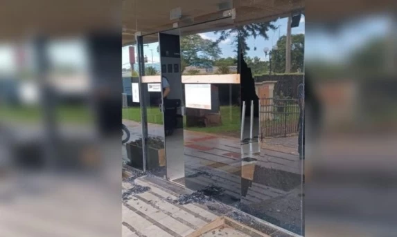 Homem Quebra Vidraça do Fórum de Cascavel para Ser Preso e Fugir de Ameaça de Morte