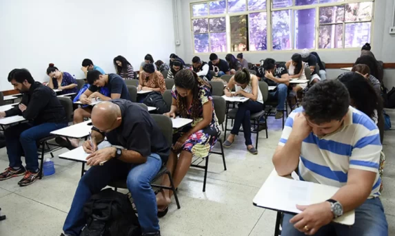 Inep libera consulta aos locais de prova do Encceja; aplicação ocorre neste domingo (23)