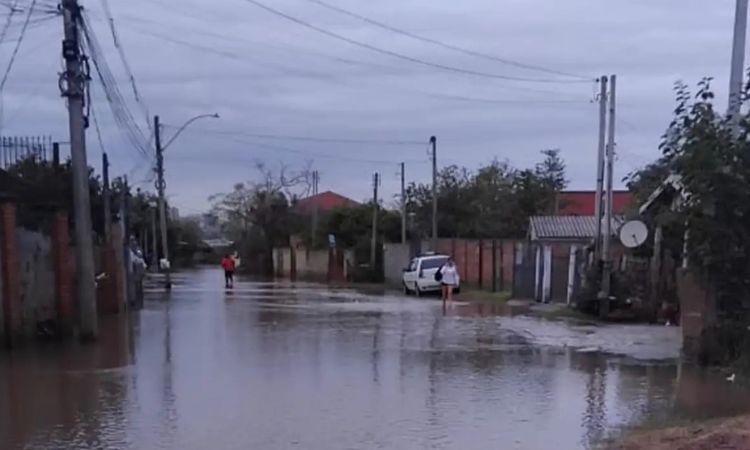 INMET EMITE AVISO DE GRANDE PERIGO PARA TEMPESTADE NA REGIÃO SUL