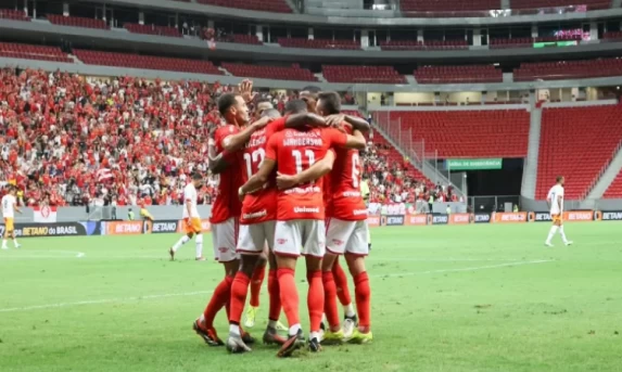 Inter vence com 2 de Valencia e segue na Copa do Brasil em jogo de estreias.