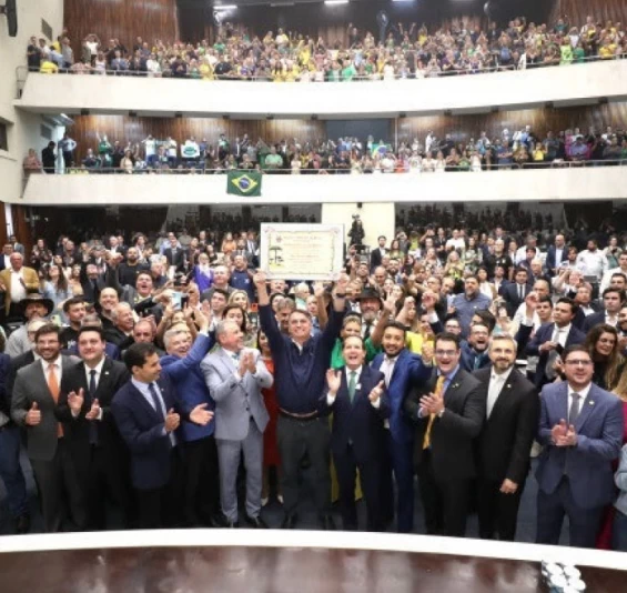 JAIR BOLSONARO RECEBE O TÍTULO DE CIDADANIA HONORÁRIA DO PARANÁ.