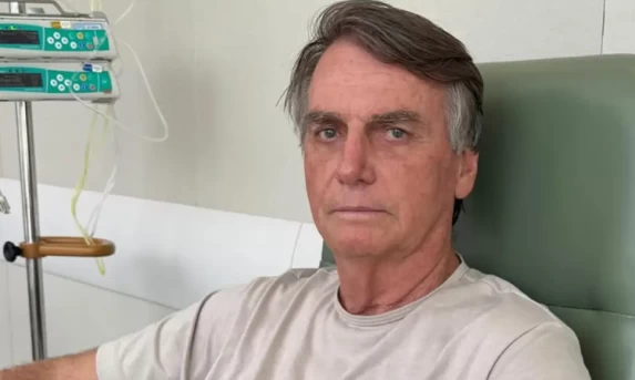 Jair Bolsonaro tem alta após três semanas internado em Brasília