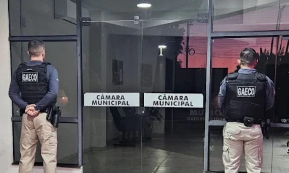 JUROS E PÓLVORA: Gaeco cumpre 11 mandados em Quedas do Iguaçu, inclusive na Câmara.