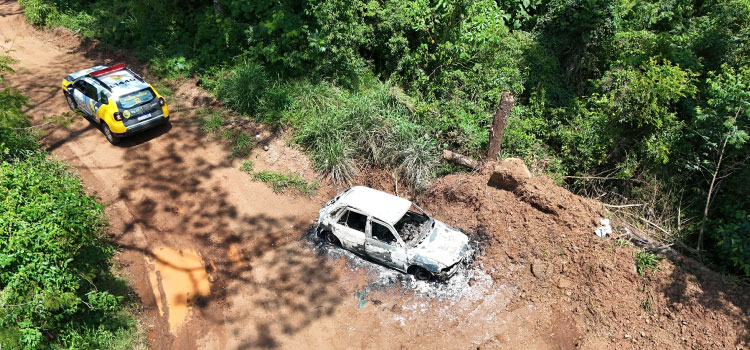 LARANJEIRAS DO SUL: 3 Corpos são encontrados completamente carbonizados dentro de veículo no interior do município.