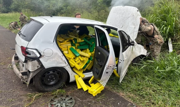 LARANJEIRAS DO SUL: Adolescente capota carro com meia tonelada de maconha durante perseguição.