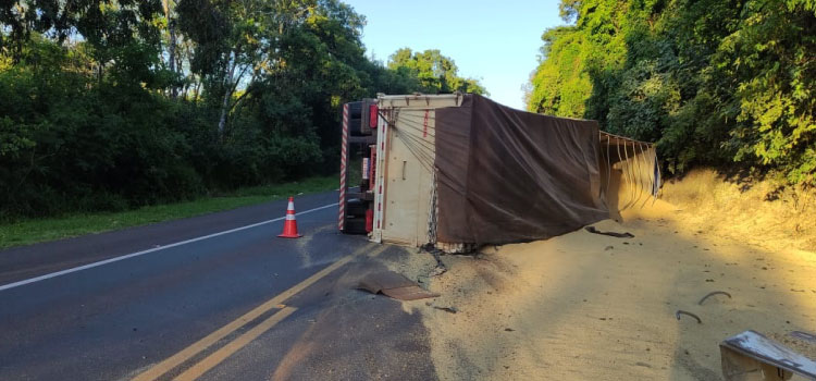 LARANJEIRAS DO SUL: Carreta tomba e deixa interditada parte da pista na BR 277.