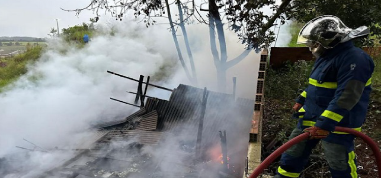 LARANJEIRAS DO SUL:  Residência no bairro Água Verde é destruída por incêndio.