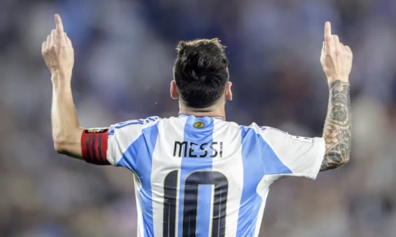Lionel Messi anuncia aposentadoria da Seleção Argentina após 20 anos de carreira internacional