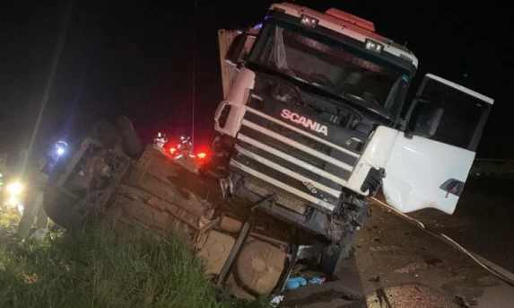 Mãe e filho ficam feridos em grave batida na BR-163 em Cascavel
