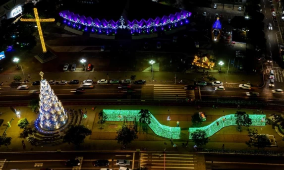 MAGIA DO NATAL: Cascavel Inicia Programação Natalina com Música e Contação de Histórias na Avenida Brasil