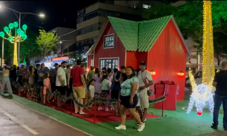 Magia do Natal: Famílias Formam Fila Para Visitar a Casinha do Papai Noel em Cascavel