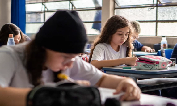 Mais de 930 mil alunos da rede estadual fazem a Prova Paraná a partir de segunda-feira.