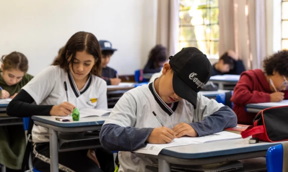 Mais de um milhão de alunos da rede pública participam da 1ª edição de 2025 da Prova Paraná