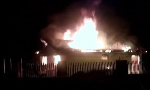 Marido incendeia casa após agredir esposa em Boa Vista da Aparecida.