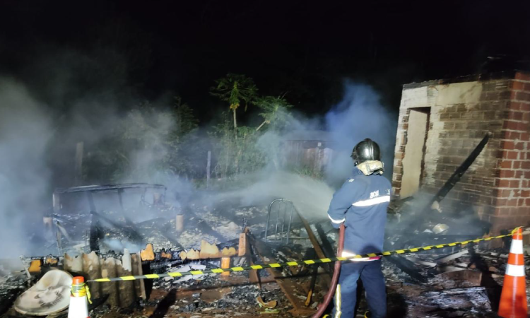 Marido incendeia casa e mulher morre carbonizada em Capitão Leônidas Marques.