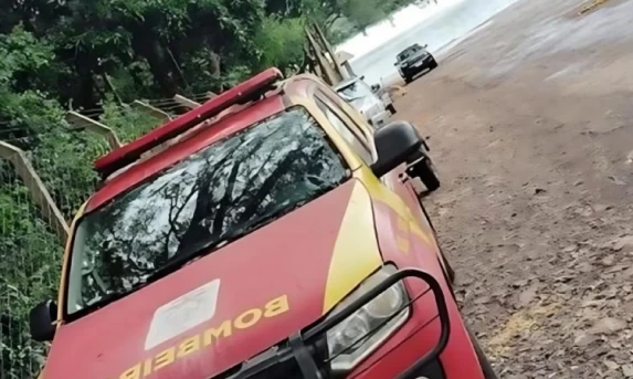 Marinha e bombeiros buscam por dois desaparecidos no Lago de Itaipu.