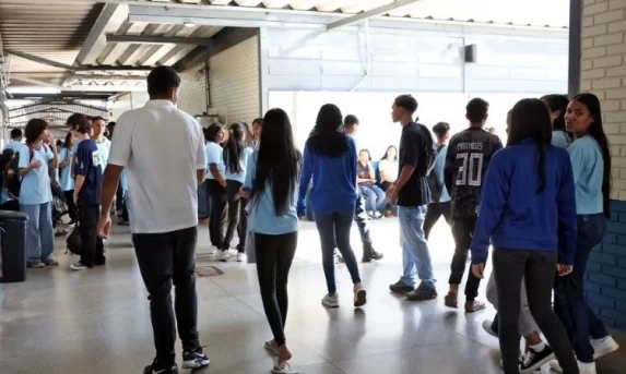 MEC paga incentivo do programa Pé-de-Meia para alunos nascidos em novembro e dezembro nesta quinta (05)