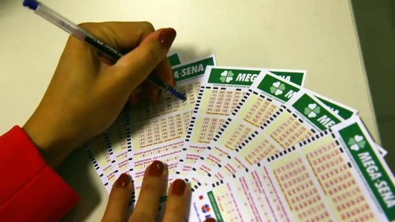 MEGA-SENA ACUMULADA SORTEIA R$ 44 MILHÕES NESTE SÁBADO!