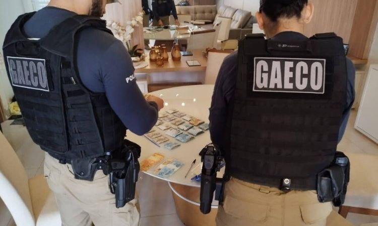 MEGAOPERAÇÃO MIRA FACÇÃO CRIMINOSA E BLOQUEIA R$ 12 MILHÕES NO PARANÁ MEGAOPERAÇÃO MIRA FACÇÃO CRIMINOSA E BLOQUEIA R$ 12 MILHÕES NO PARANÁ