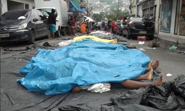 Megaoperação no Rio de Janeiro termina com 64 mortes e corpos são deixados em praça pública Megaoperação no Rio de Janeiro termina com 64 mortes e corpos são deixados em praça pública