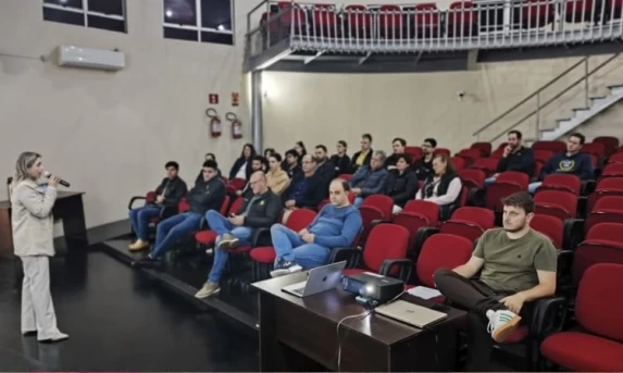 Microempresários participam de palestra sobre Reforma Tributária em Guaraniaçu.