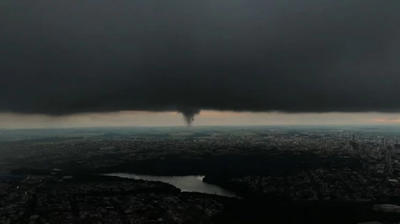 Morador registra formação de nuvem-funil no Lago Municipal de Cascavel