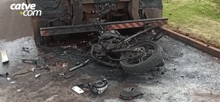 Moto bate em caminhão, explode e mata motociclista em Toledo.