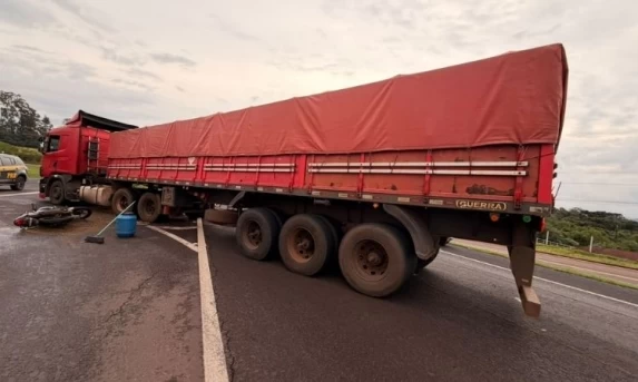 Motociclista e passageira ficam gravemente feridos após colisão com carreta em Cascavel