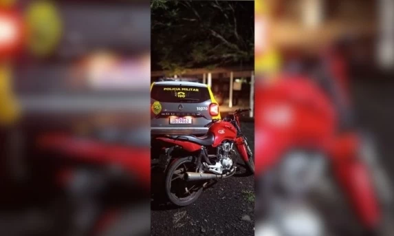 Motociclista foge da Polícia após empinar moto e veículo com mais de R$ 12 mil em débitos é apreendido em Quedas do Iguaçu