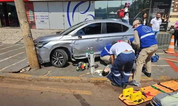 Motociclista tem fratura aberta em perna após acidente no Centro de Cascavel.