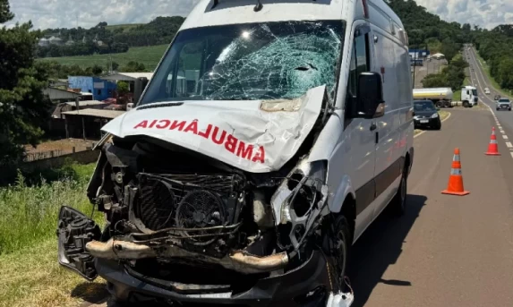 Motociclista tem perna amputada em acidente com ambulância na BR-277, em Laranjeiras do Sul