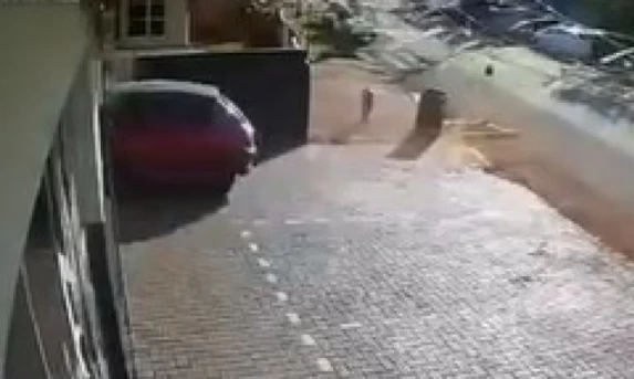 Motorista suspeito de embriaguez perde o controle de veículo e atinge estrutura de tabacaria em Quedas do Iguaçu