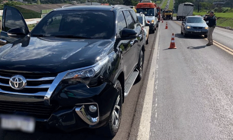 Mulher é atendida por socorristas após batida traseira na BR 277 em Cascavel