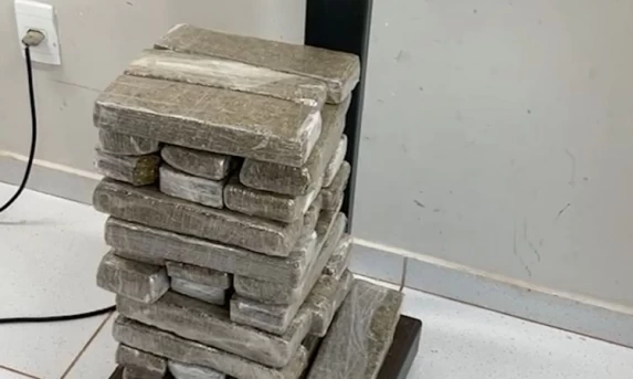 MULHER É PRESA NA BR-277 COM MAIS DE 80 KG DE DROGAS ESCONDIDOS EM FUNDO FALSO