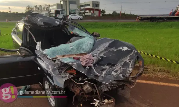 Mulher morre após veículo colidir na traseira de carreta na BR-277.