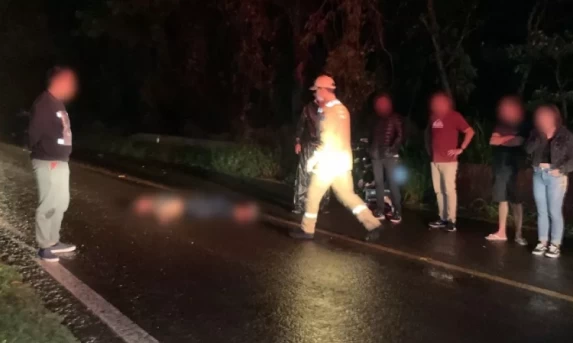 Mulher morre atropelada na marginal da BR-277 em Cascavel.