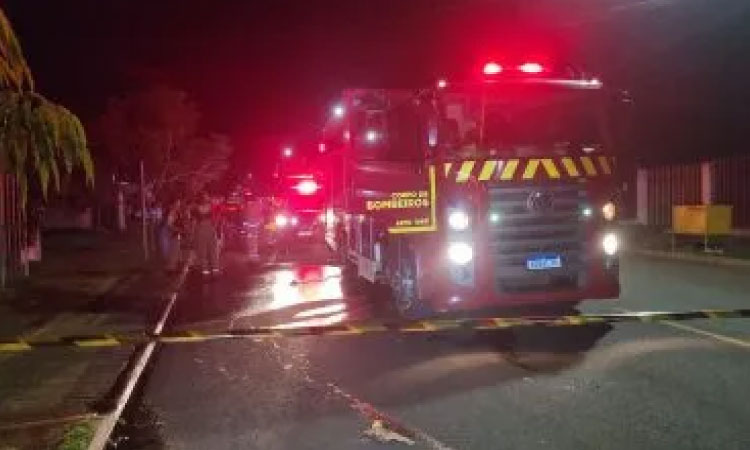 Mulher tem mais de 80% do corpo queimado em incêndio no bairro Riviera em Cascavel