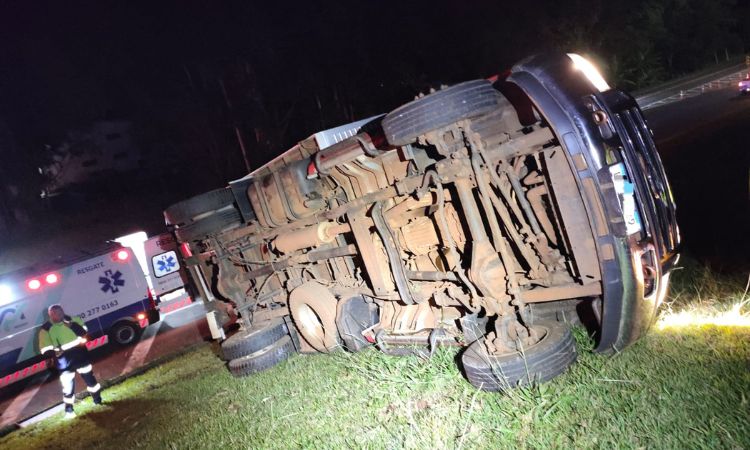 Noite de fúria: Homem ameaça funcionários de posto, furta caminhão e tomba na BR-277 em Guaraniaçu