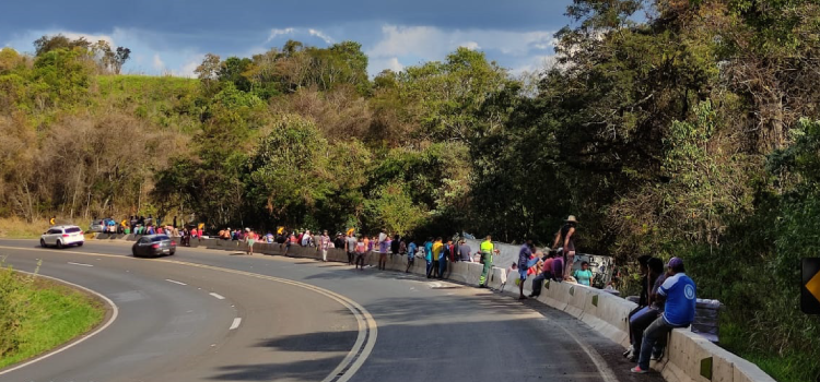 NOVA LARANJEIRAS - Caminhão carregado com carne de frango tomba e carga é saqueada