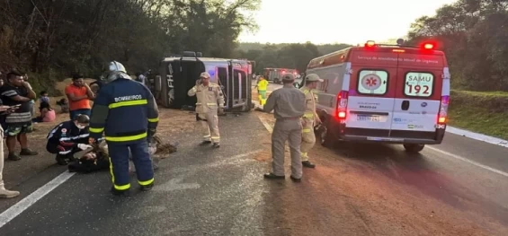 NOVA LARANJEIRAS: Caminhão carregado com soja tomba e tem carga saqueada em acidente na rodovia BR-277.