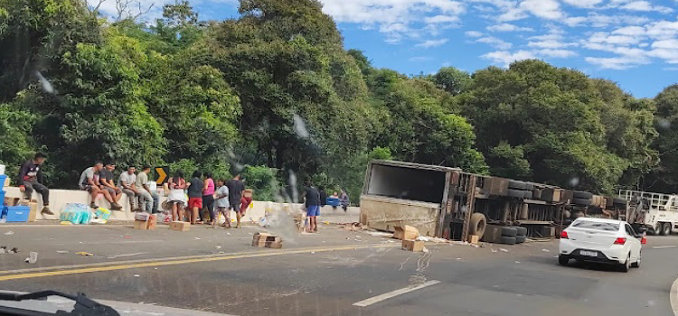 NOVA LARANJEIRAS: Caminhão container carregado com produtos farmacêuticos tomba na BR 277 e é saqueado.