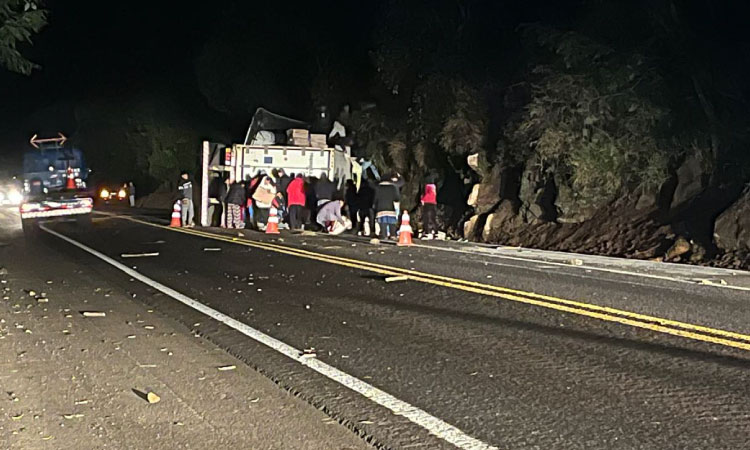 NOVA LARANJEIRAS: Carga de caminhão tombado na BR-277 sofre saque e equipe de socorro é atacada.