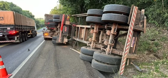 NOVA LARANJEIRAS: Carreta tomba e carga é saqueada na BR 277.