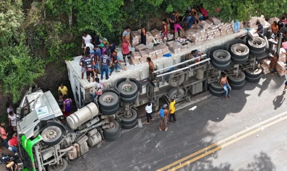 NOVA LARANJEIRAS: Carreta Tomba E Carga É Saqueada Na BR-277.