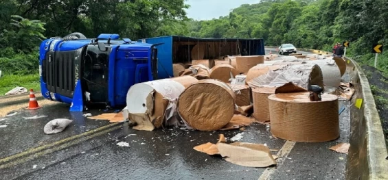 NOVA LARANJEIRAS: Carreta tomba na BR 277 e deixa trânsito lento.